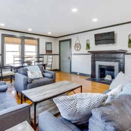 Bright Brevard Home Near Downtown & Trails, hótel í Brevard