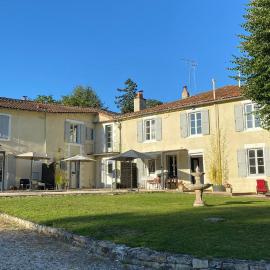 Gites Rue Du Chateau, hotelli kohteessa Ruffec