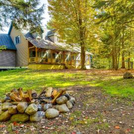 Private Deck & Fire Pit: Adirondack Family Home, hotel em Old Forge