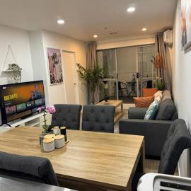 Stunning 3 bd 2 bth city apt Pool and Carpark, hotel in Auckland