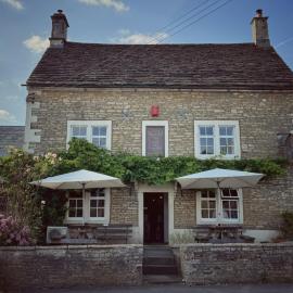 Neeld Arms, hotel a Grittleton