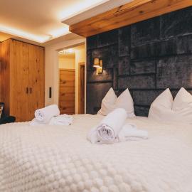 Hotel Gasthof Mitteregger -Best place in town with summercard and breakfast, Hotel in Kaprun