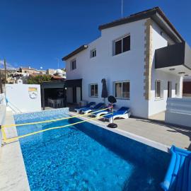 Michael Angelo Luxuri Villa 4 bedroom, hotel in Paphos