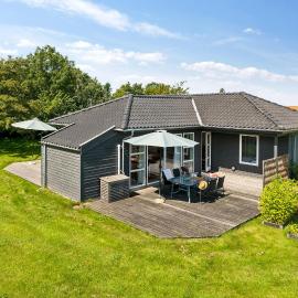 Bright And Well-Maintained Holiday Home With Spa, Sauna, Several Terraces And A Lovely Natural Plot Just A Few Minutes Walk From The Water And, hotel in Knebel