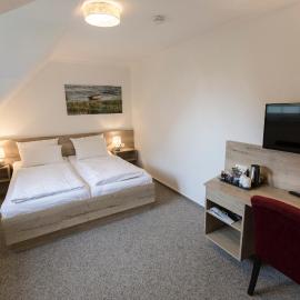 Cuxlandhotel Doppelzimmer 118，多洪奈費的飯店