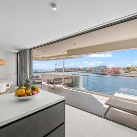 The Wharf 7E city apartment, overlooking Annabay, downtown Willemstad