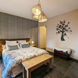 Chambre confortable avec Wi-Fi, parking et espace bien-être inclus - FR-1-582-485, hotel in Saint-Privat-dʼAllier