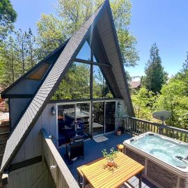 Cozy Cabin with Hot Tub-AC-Lake Access-Fire Pit-EV-BBQ-Fire Pit