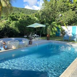Studio Piscine Privée - 1 min à pied de la plage, hotel a Case-Pilote