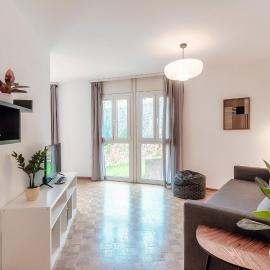 Pink Flat 2 by Quokka 360 - On the Border with Italy, hotel v destinácii Chiasso