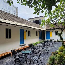 RYB Hostel Phuket, hotel in Ban Lo Long