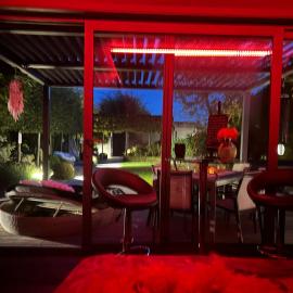 La chambre du puits avec 2 jacuzzis , sauna et Hammam privatif, hotel in Doornik