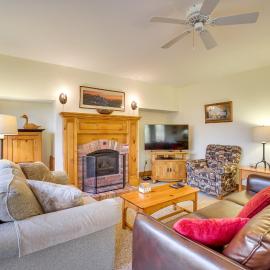 Ski-In/Ski-Out at Jay Peak Resort Condo!, hotel en Jay