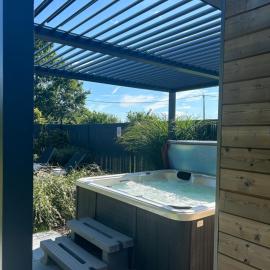 Roulotte du puits avec jacuzzi et sauna privatif, hotel in Havinnes