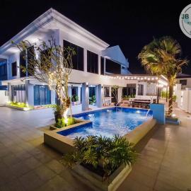 Luxury JB Villa by RR JBcity, hotel in Johor Bahru