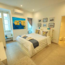 Seaview Sliema 30 seconds to High Street & Ferry, 2x Double En-suite Bedrooms, Modern Whole Traditional Townhouse, Kitchen, Living Area, & Roof Terrace – hotel w mieście Sliema