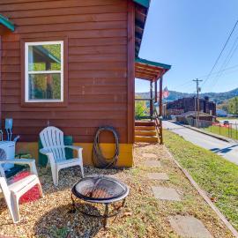 < 1 Mi to Dtwn: Pet-Friendly Cabin in Murphy!