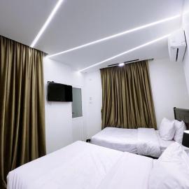 Neat & Modern Studio 2Mins Pyramids - Royal desert Inn, hotel i Kairo