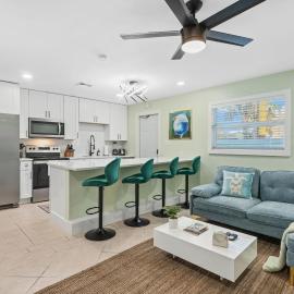 The Shark Tank Margaritaville Steps to Beach Shops Downtown Cocoa Beach, hotel a Cocoa Beach