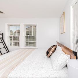 Apt 2BR Quincy Hideout w Balcony, Bathtub, TV near Wollaston Beach 74L, hotell sihtkohas Quincy