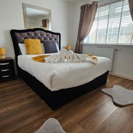 Silverburn new house with free parking and nice garden, Hotel in Glasgow