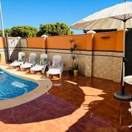 Chalet con piscina privada en primera línea de playa, hotel a Torremolinos