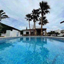 Villa las palmeras bonita casa con piscina privada, hotel in Les tres Cales