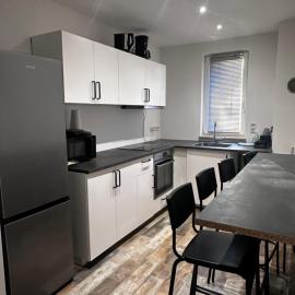 2-Zimmer Wohnung, Parkplatz und Terrasse, Nah A10 und Berlin, hotel in Fredersdorf