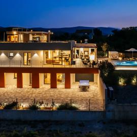 NEW Luxury Villa Colorful with 60sqm heated pool, jacuzzi, sauna, 6 bedrooms