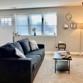 Davenport Dwellings-Two Bedroom Close to UNMC, hotel in Omaha