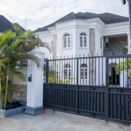West End Mansion, hotel a Ikuata