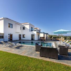 Diana Seaside Villas: Pomos şehrinde bir otel
