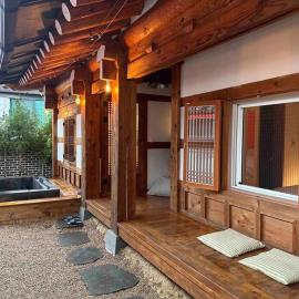 Hanok village private house with jacuzzi Aboy, Hotel in Jeonju