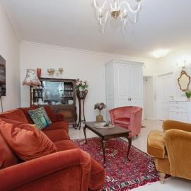 Elegant Old Town Apartment with Terrace & Parking، فندق في فيلنيوس