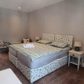 Place to Stay in Thames Ditton