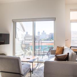 Modern Studio Apt with Rooftop, Gym, and Parking โรงแรมในมิลวอกี