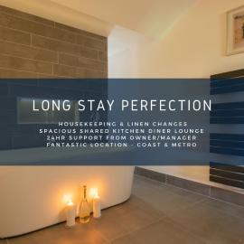 Dwellcome Home Ltd - Ample Free Parking, Ideal for long term contractor - read guest feedback on here, etc stays, 15 min to Nissan, 20 min to Sunderland Newcastle - Spacious 5 Double Bedroom 6 Beds Townhouse 2 Bathrooms - see our site for assurance