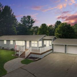 TRAVERSE CITY RETREAT with Hot tub Games Pets, Hotel in Traverse City