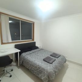 Spacious Queen Room in Large, Two Story Home - GB, hotel in Holroyd