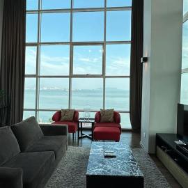 Seaview Seafront Duplex in Town with WiFi & Full Kitchen 83A, hotel en Georgetown