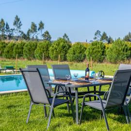 Casa Sol - Private Pool with a Large Garden, hotel u gradu 'Mouchinha'
