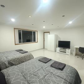 Large, Family Room with Spacious, Private Balcony - GE, hotel in Holroyd
