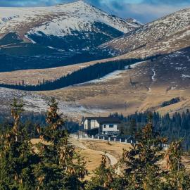 Alpine Blu - Horezu - Varful lui Roman - Sauna, Hot Tub & Gym, hotel en Horezu