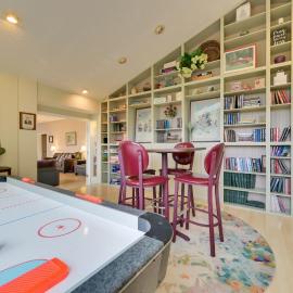 'The Country House' - Kalkaska Retreat w/ Fire Pit, hotel in Kalkaska
