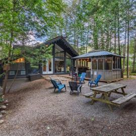 Le1603 - Le Petit Caribou - Chalet spa et plage – hotel w mieście Sainte-Lucie-de-Doncaster