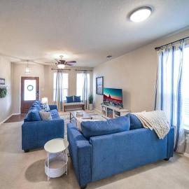 Cozy Home 4 Bedrooms Seaworld Six Flags BMT Cup Lackland Hospital Train Airport San Antonio Texas TX, hotel in San Antonio