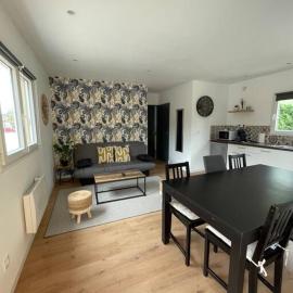 Les Chalets du Mancel Chalet Maïka -Bouleries Jump - 24h du Mans、Parenceのホテル