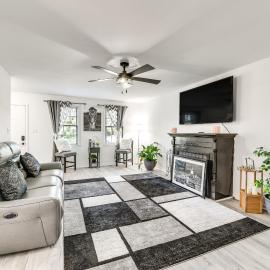 Richmond Home w/ Deck: 1 Mi to Richmond Raceway!, מלון בריצ'מונד