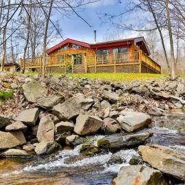 4 Bedroom Log Cabin with Stream and Great Location, hotelli kohteessa Lanesville