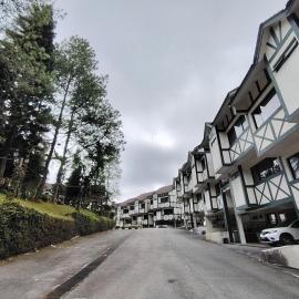 The Family Hideaway 2 Bedroom Apartment at Equatorial Hill Resort โรงแรมในบรินชัง